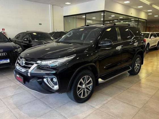 TOYOTA HILUX SW4 2.8 SRX 4X4 7 LUGARES 16V TURBO INTERCOOLER DIESEL 4P AUTOMÁTICO